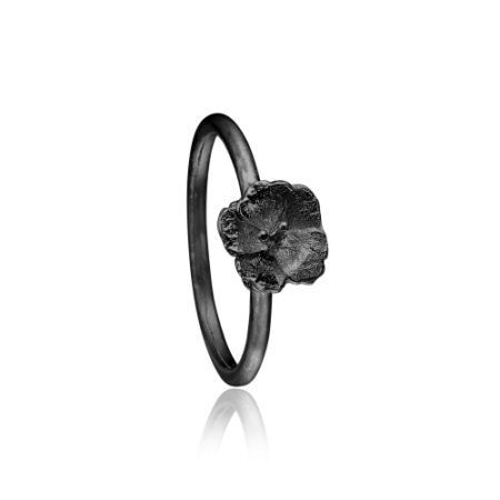 Priesme ring med blomst i sort rhodineret sølv